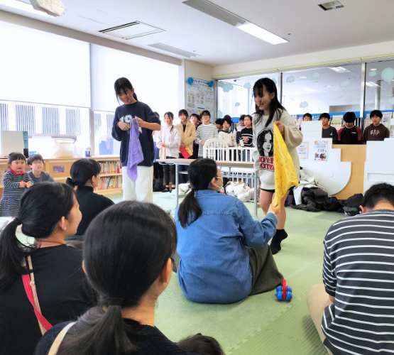 女の子2人組のハンカチの手品