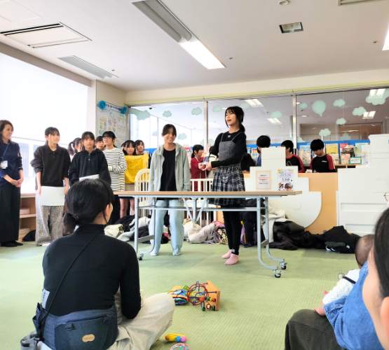 女の子が3枚のカードを使って絵合わせのマジックをしている